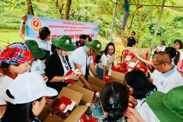 Trung tâm TGPL TP HCM trao tặng trang thiết bị dạy học và khu vui chơi cho Trường mầm non Pá Vạt