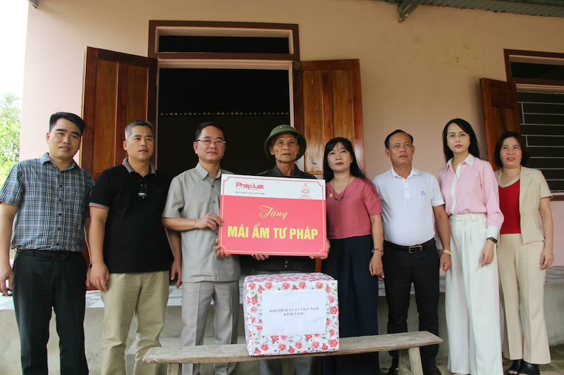 Báo Pháp luật Việt Nam trao 3 “Mái ấm Tư pháp” tại Hà Tĩnh