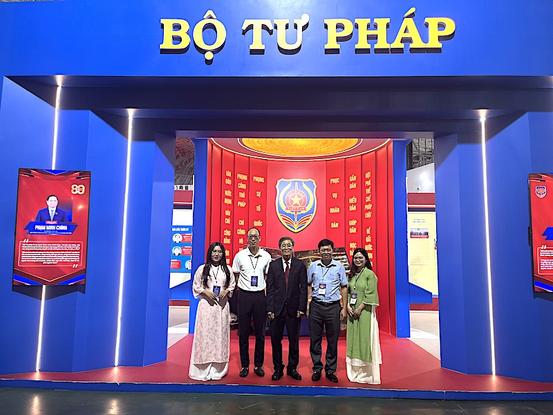 Triển lãm thành tựu Đất nước: Lãnh đạo địa phương, cơ quan tham quan không gian trưng bày của Bộ Tư pháp