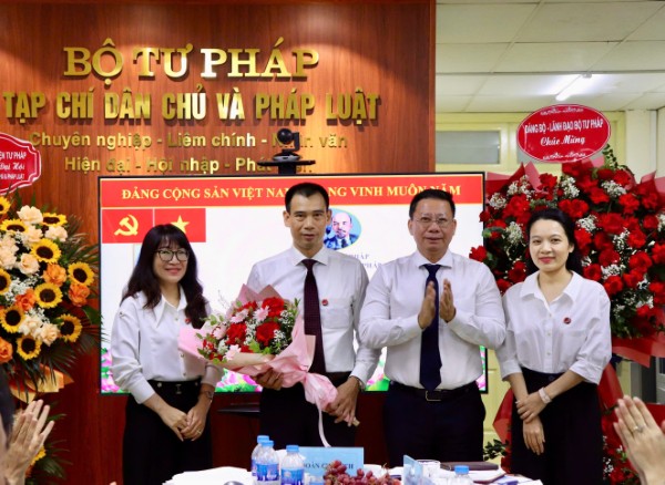 ​Chú trọng xây dựng Chi bộ Tạp chí Dân chủ và Pháp luật trong sạch vững mạnh