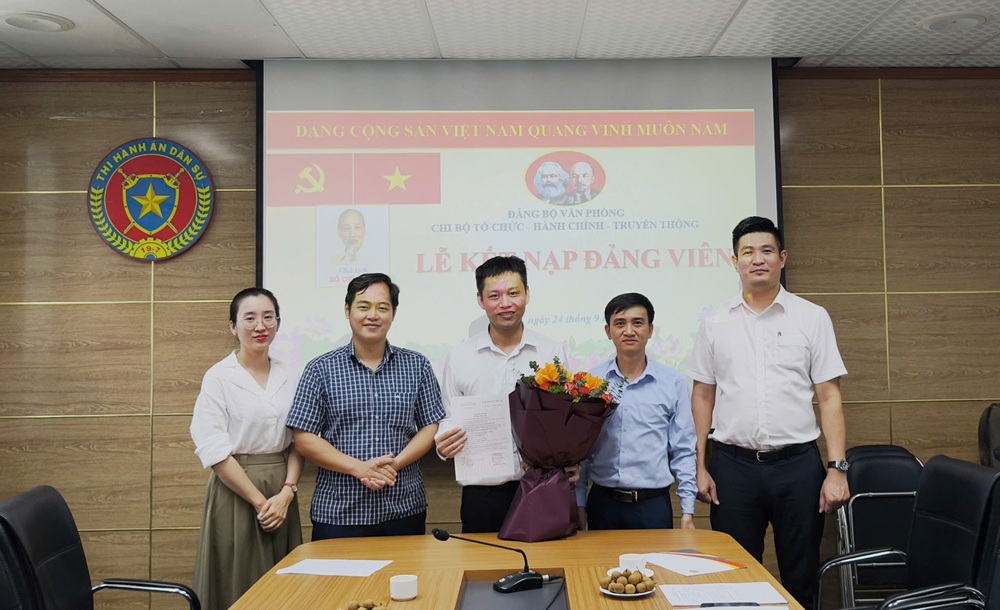 Chi bộ Tổ chức-Hành chính-Truyền thông thuộc Đảng bộ Văn phòng Bộ: Tổ chức Lễ kết nạp đảng viên mới