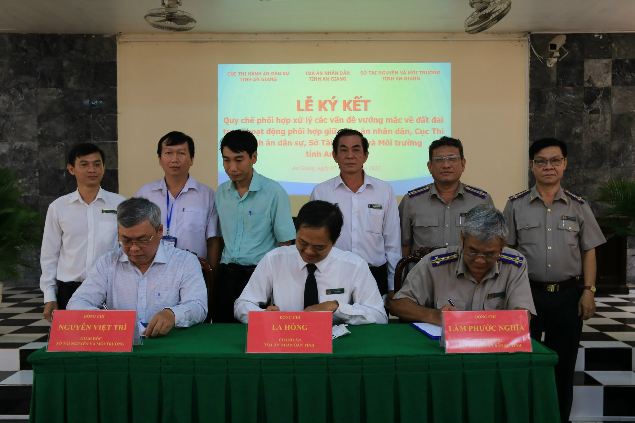 LỄ KÝ KẾT QUY CHẾ PHỐI HỢP “XỬ LÝ CÁC VẤN ĐỀ VƯỚNG MẮC VỀ ĐẤT ĐAI TRONG HOẠT ĐỘNG PHỐI HỢP GIỮA TÒA ÁN NHÂN DÂN, CỤC THI HÀNH ÁN DÂN SỰ, SỞ TÀI NGUYÊN VÀ MÔI TRƯỜNG TỈNH AN GIANG”.