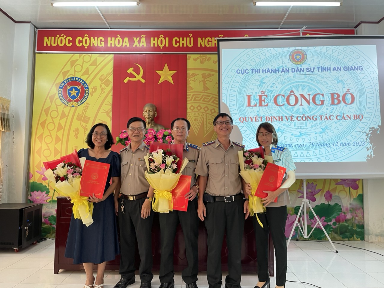 Cục Thi hành án dân sự tỉnh An Giang công bố và trao quyết định công tác cán bộ