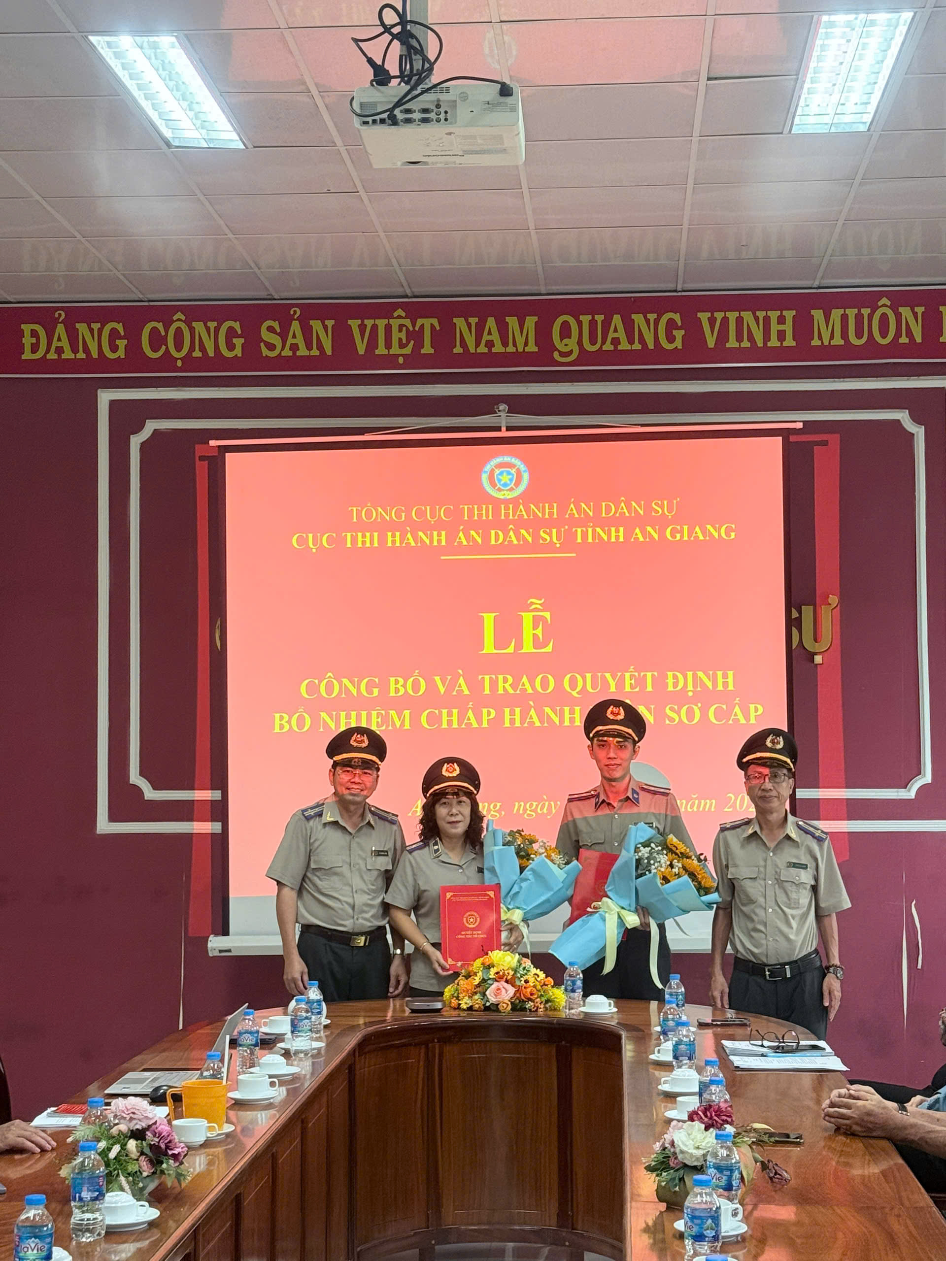 CỤC THI HÀNH ÁN DÂN SỰ TỈNH AN GIANG TRAO QUYẾT ĐỊNH  BỔ NHIỆM CHẤP HÀNH VIÊN SƠ CẤP NĂM 2024