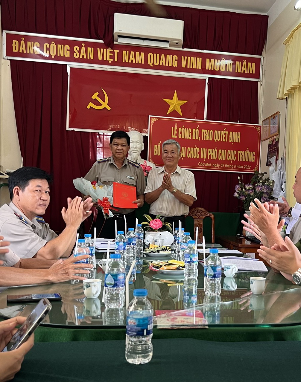 Lễ Trao Quyết định bổ nhiệm lại Phó Chi cục trưởng Chi cục Thi hành án dân sự huyện Chợ Mới.