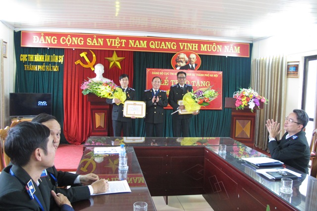 Lễ trao tặng Huy hiệu 30 năm tuổi Đảng