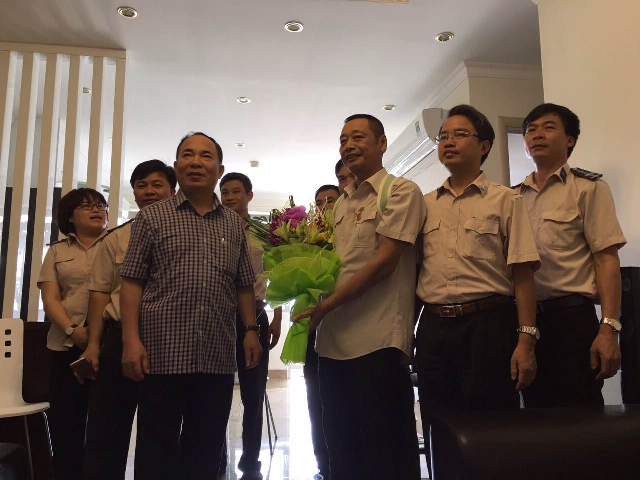 Trao tặng Huy hiệu 30 năm tuổi Đảng