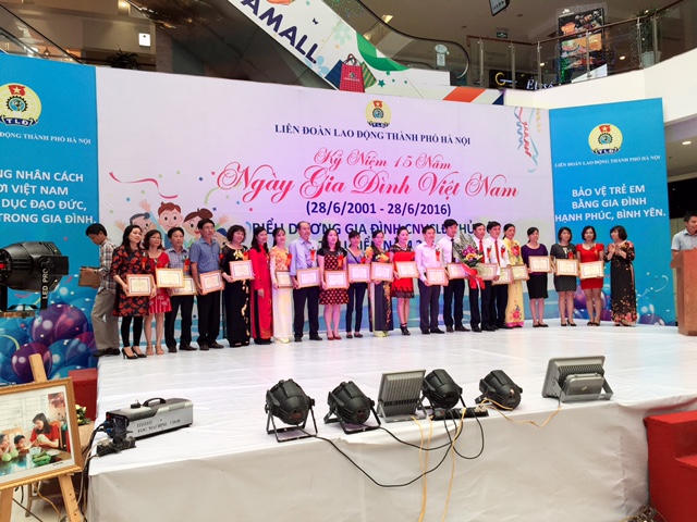 BIỂU DƯƠNG GIA ĐÌNH CBCCLĐ TIÊU BIỂU NĂM 2016 CỦA CÔNG ĐOÀN CỤC THI HÀNH ÁN DÂN SỰ THÀNH PHỐ HÀ NỘI