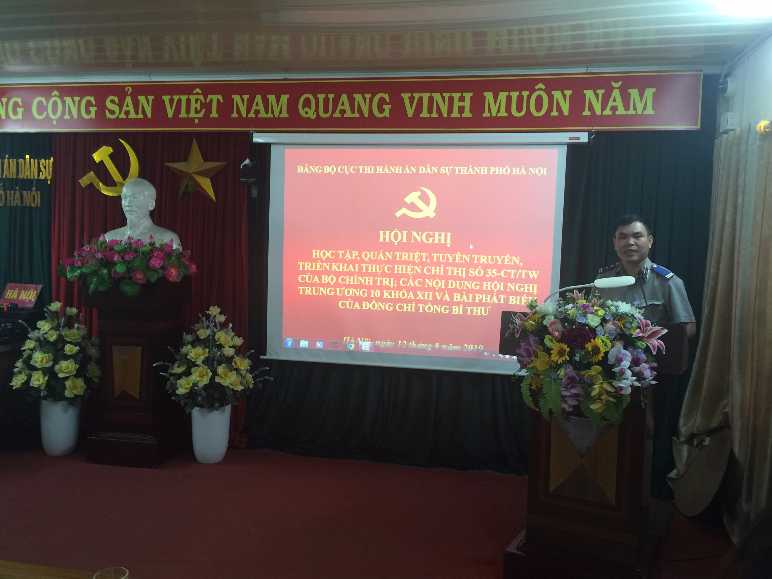 Đảng ủy Cục Thi hành án dân sự thành phố Hà Nội tổ chức Hội nghị học tập , quán triệt, tuyên truyền, triển khai thực hiện Chỉ thị số 35-CT/TW của Bộ Chính trị; các nội dung Hội nghị Trung ương 10 khóa XII và bài phát biểu của đồng chí Tổng Bí thư