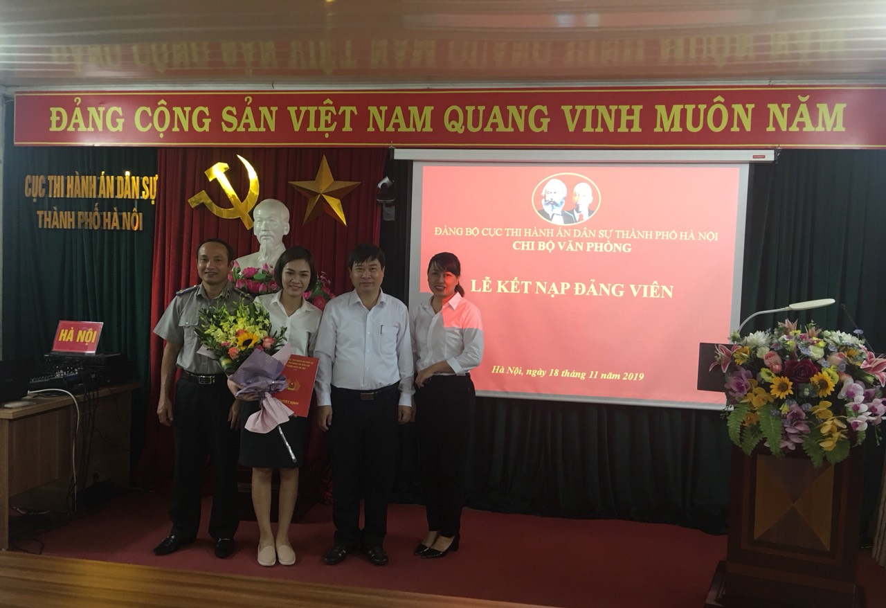 Chi bộ Văn phòng kết nạp đảng viên mới năm 2019