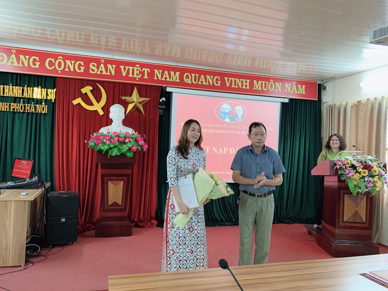 Chi bộ Phòng Nghiệp vụ và tổ chức thi hành án kết nạp đảng viên mới