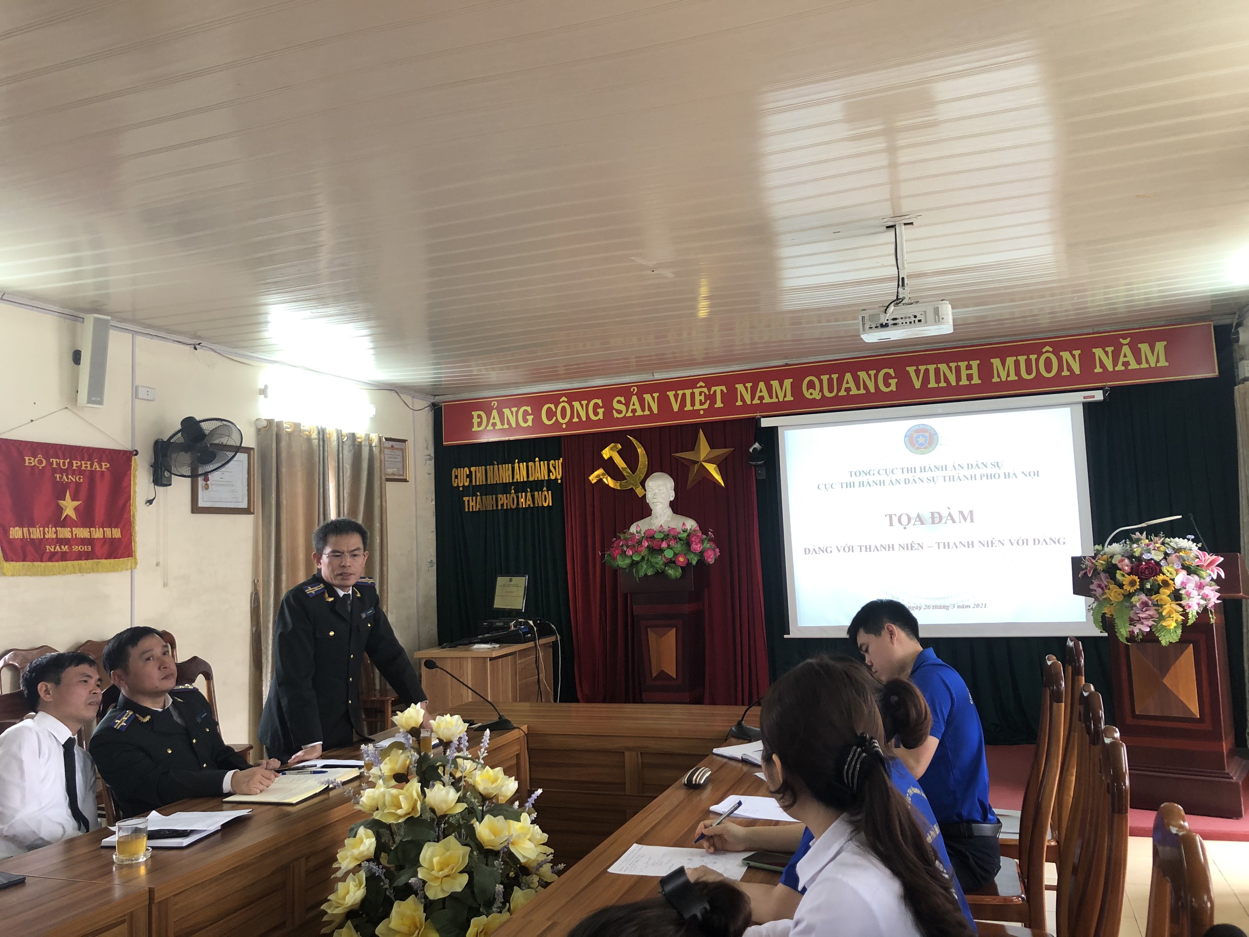 Chi đoàn Thanh niên Cục Thi hành án dân sự thành phố Hà Nội tổ chức Lễ mitting kỷ niệm 90 ngày thành lập Đoàn TNCS Hồ Chí Minh và Tọa đàm đối thoại “Đảng với Thanh niên - Thanh niên với Đảng”