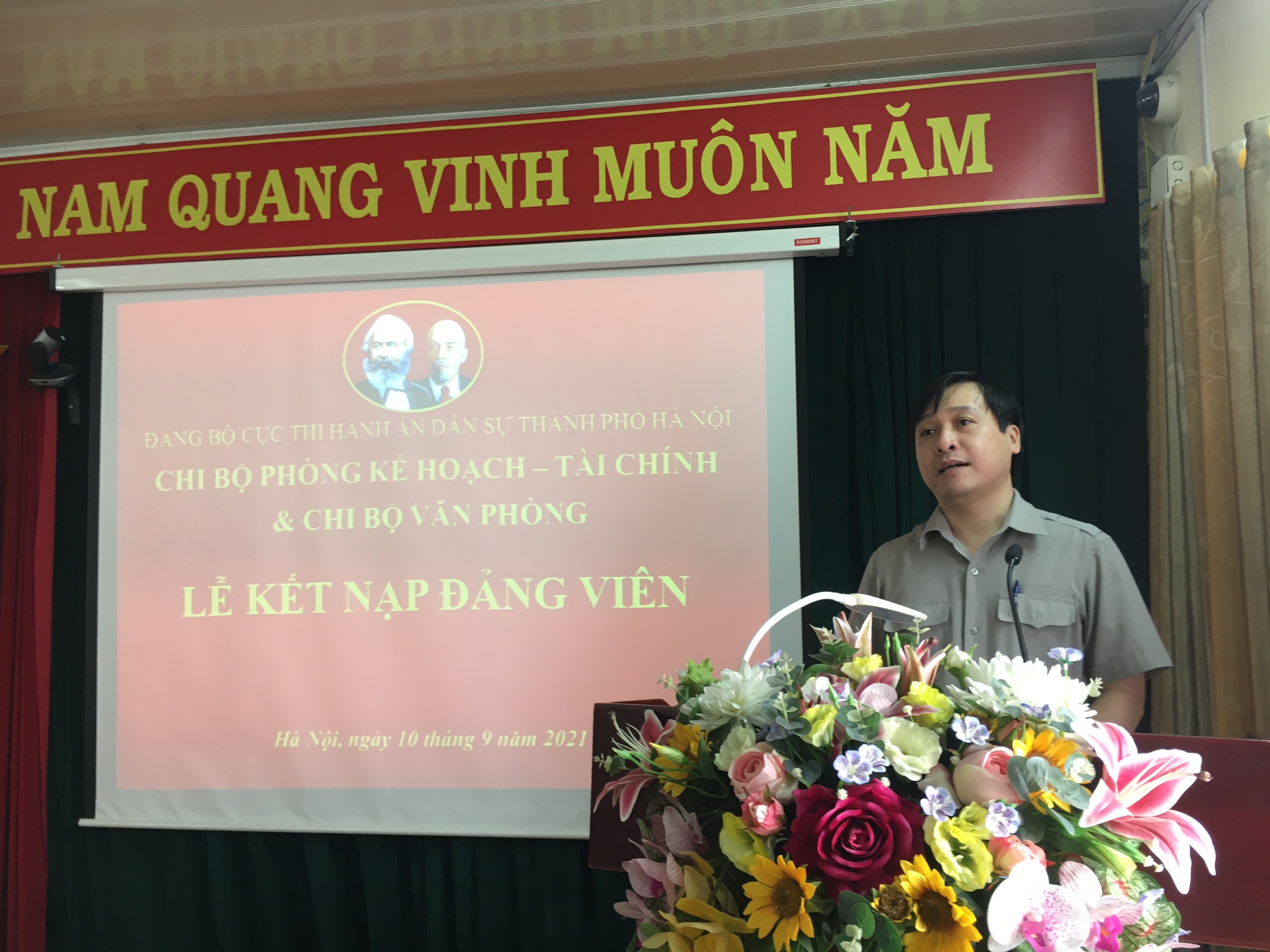 Chi bộ Chi bộ Văn phòng, Chi bộ Phòng Kế hoạch - Tài chính tổ chức Lễ kết nạp đảng viên năm 2021