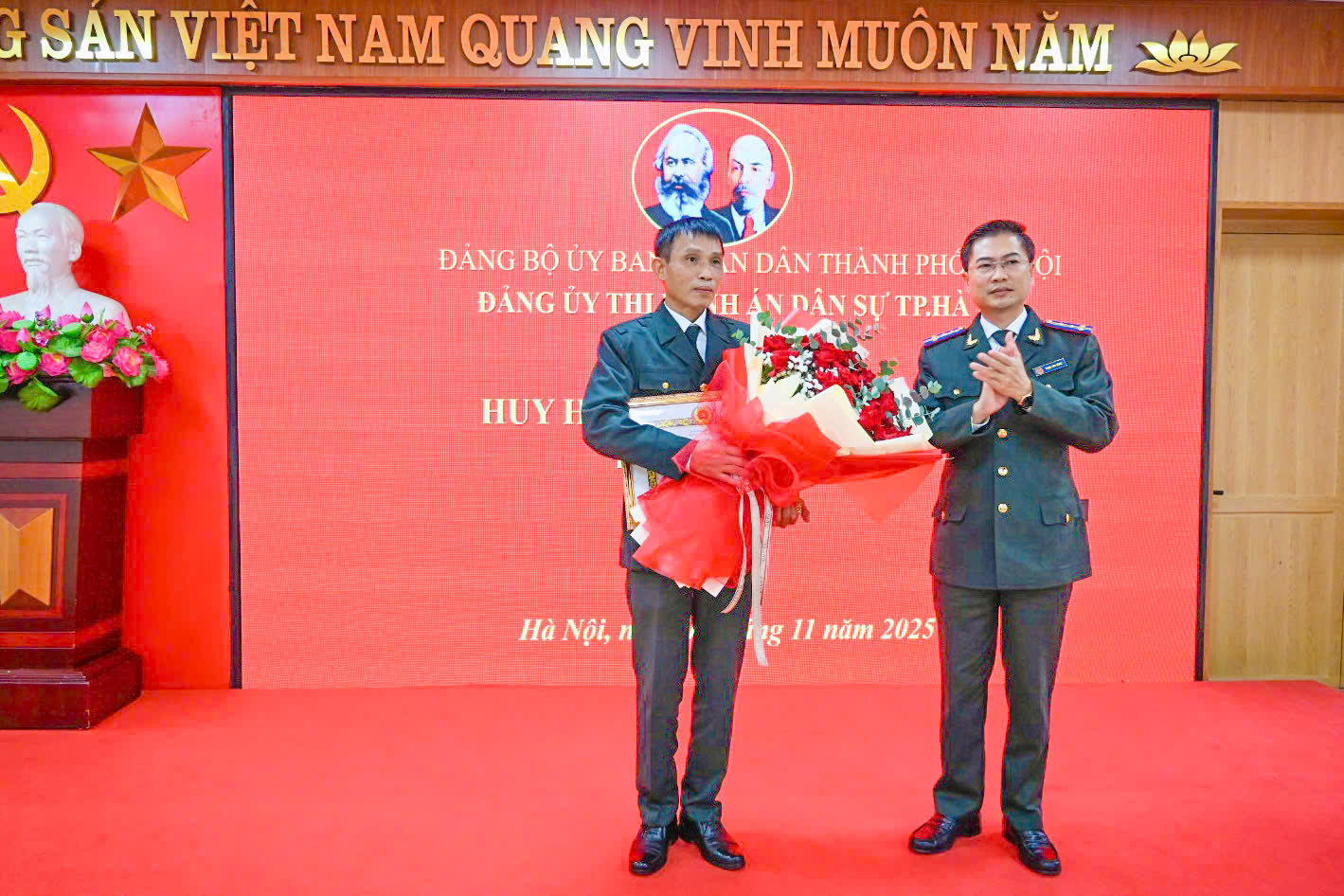 ĐẢNG ỦY THI HÀNH ÁN DÂN SỰ THÀNH PHỐ HÀ NỘI TỔ CHỨC TRAO HUY HIỆU 30 NĂM TUỔI ĐẢNG