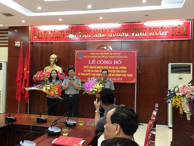 Lễ Công bố quyết định bổ nhiệm chức vụ Chi cục trưởng Chi cục Thi hành án dân sự huyện Phú Xuyên đối với đồng chí Vũ Bích Thủy và trao Quyết định nghỉ hưu đối với đồng chí Phạm Phúc Thịnh