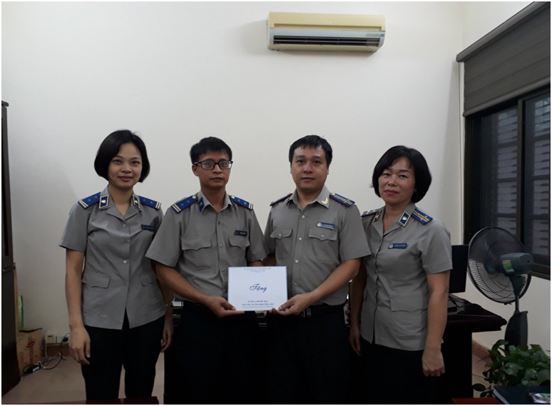 Trao quà hỗ trợ cho công chức có hoàn cảnh khó khăn