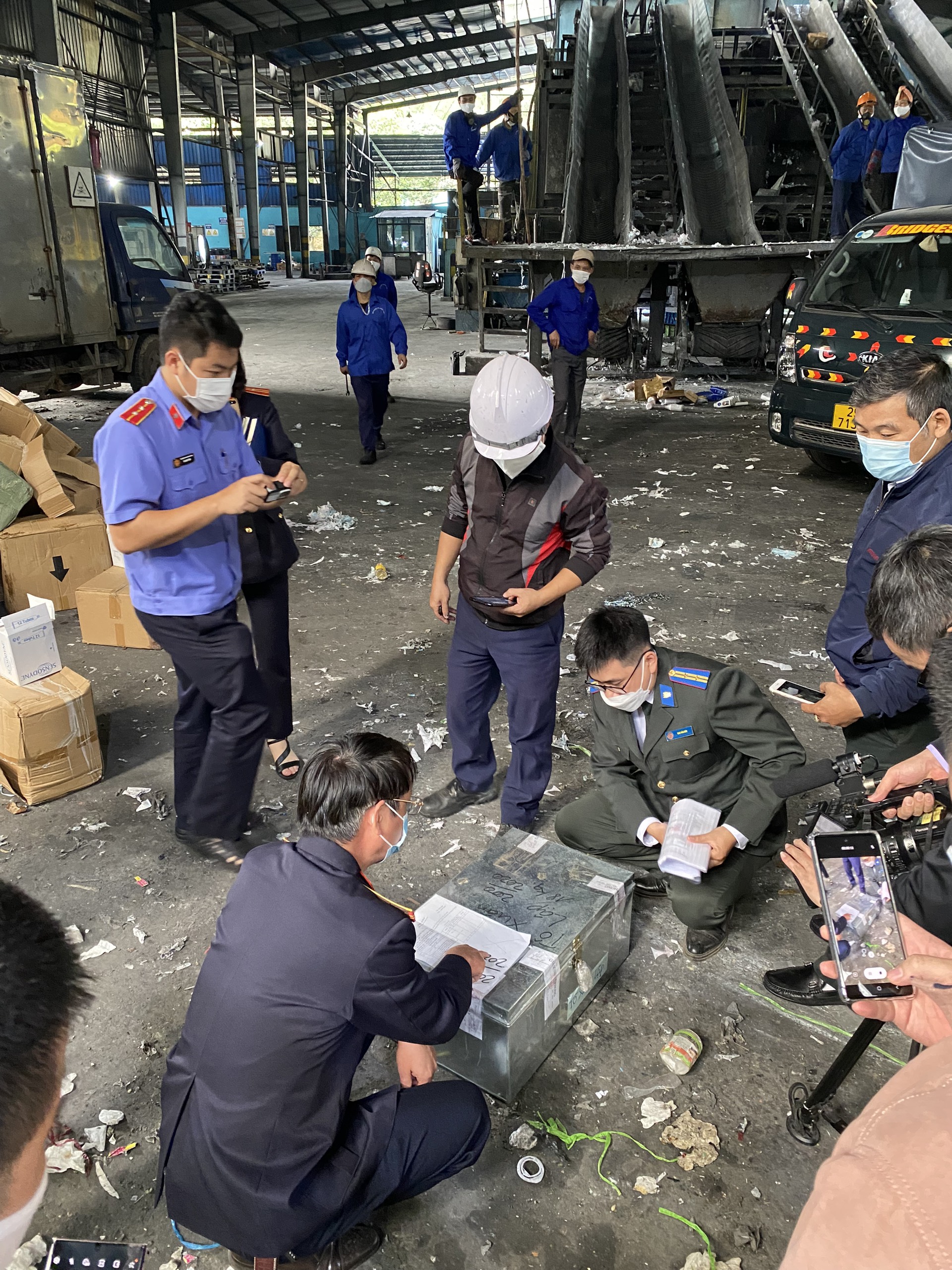 Cục Thi hành án dân sự thành phố Hà Nội tổ chức tiêu hủy các vụ án “Buôn bán hàng giả”, “Vi phạm quyền sở hữu công nghiệp” có số lượng vật chứng lớn