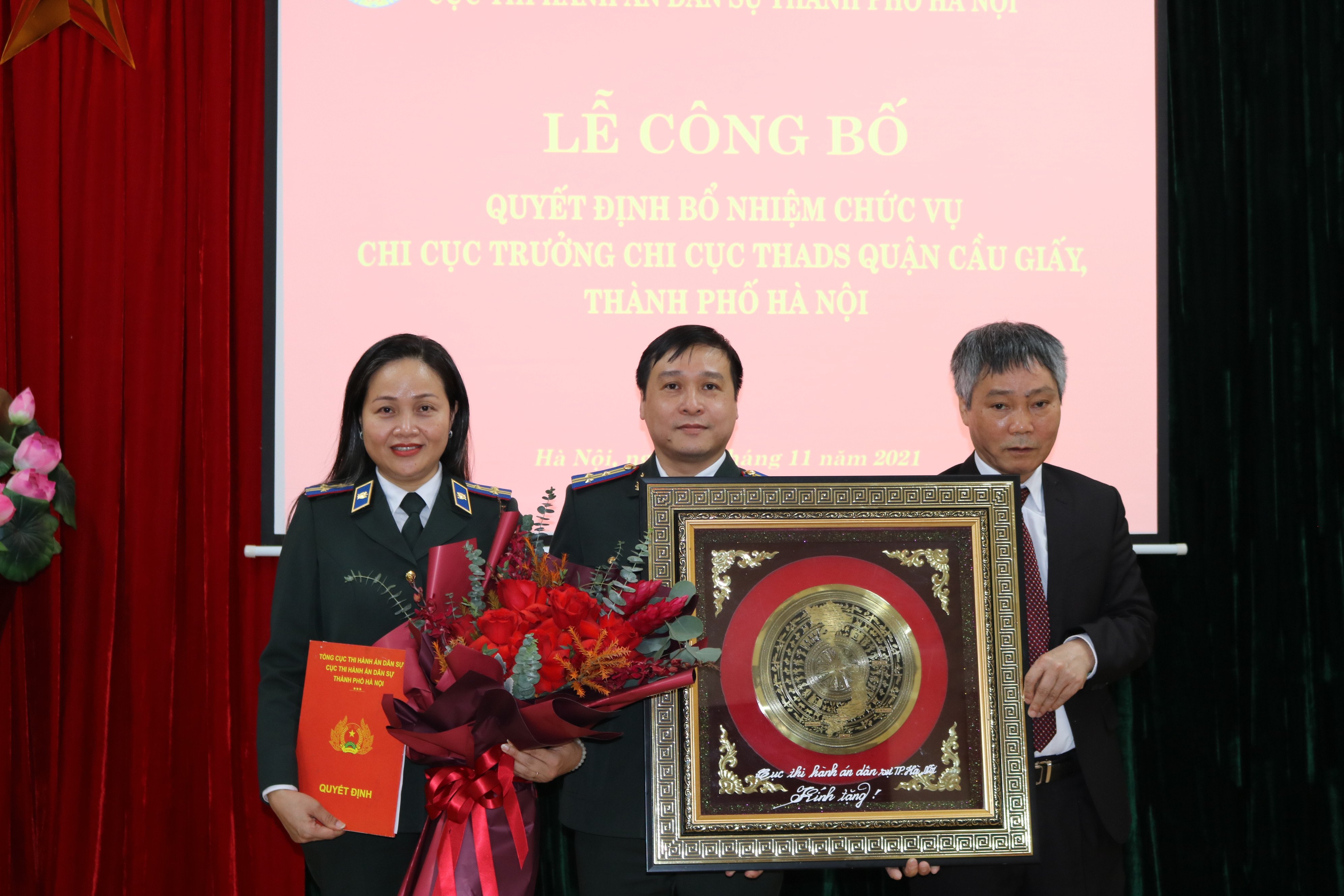 Chia tay đồng chí Nguyễn Đăng Mạnh – Chi cục trưởng Chi cục THADS quận Cầu Giấy, đồng chí Nguyễn Quang Minh – Chi cục trưởng Chi cục THADS huyện Đan Phượng và công bố Quyết định bổ nhiệm Chi cục trưởng Chi cục THADS quận Cầu Giấy, huyện Đan Phượng