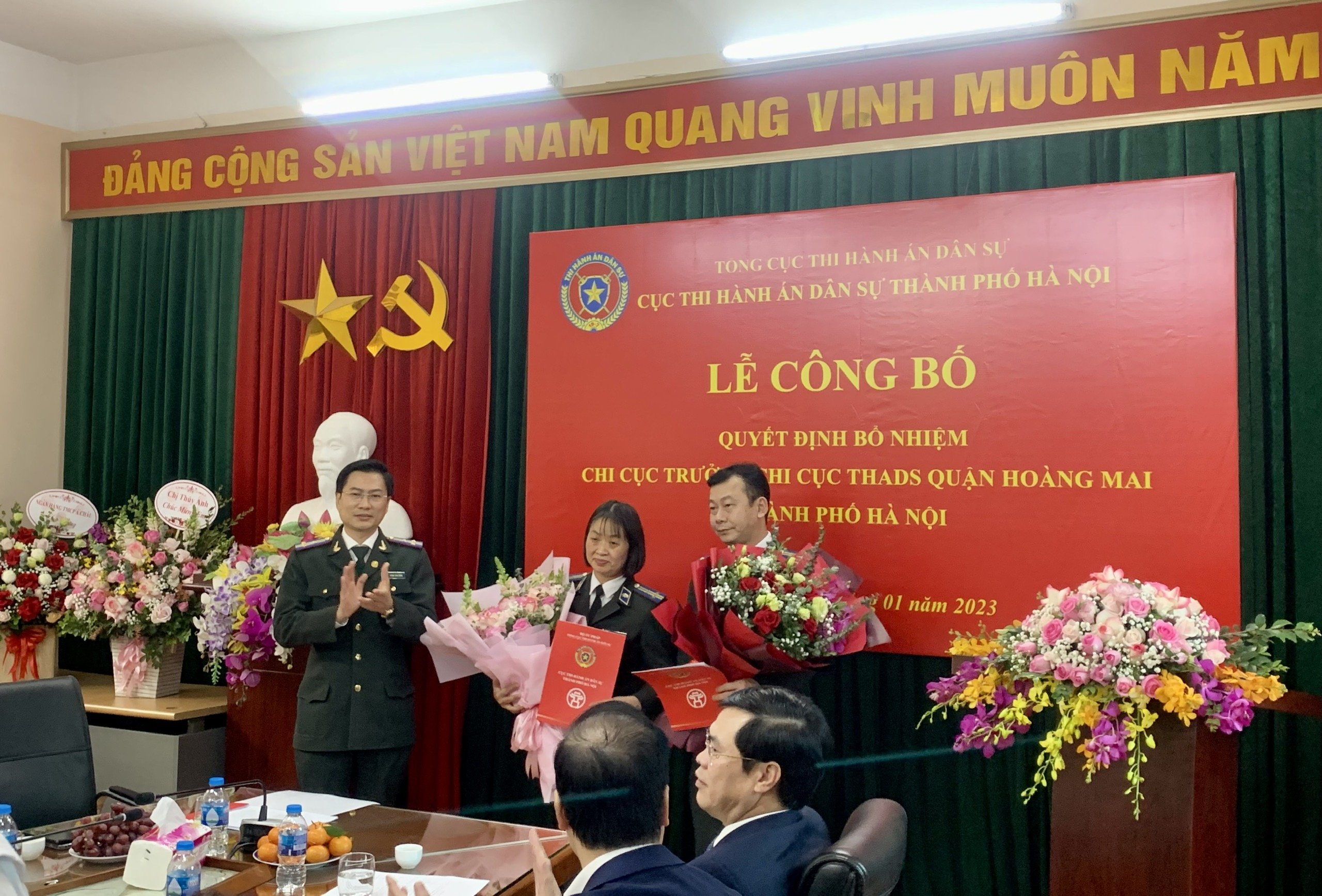 Lễ công bố Quyết định điều động, bổ nhiệm Chi cục trưởng Chi cục Thi hành án dân sự quận Hai Bà Trưng, thành phố Hà Nội; Quyết định bổ nhiệm Chi cục trưởng Chi cục Thi hành án dân sự quận Hoàng Mai, thành phố Hà Nội.