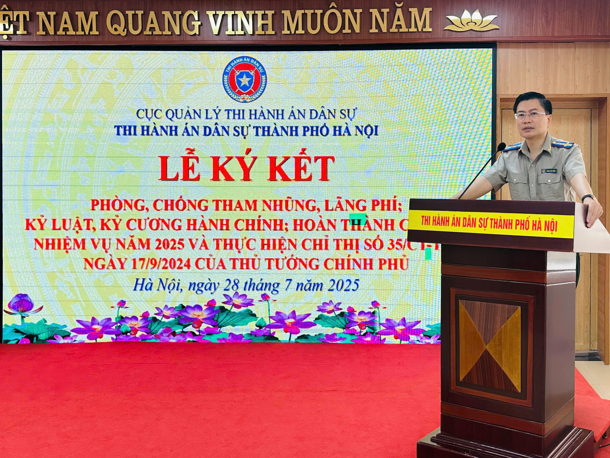 THI HÀNH ÁN DÂN SỰ THÀNH PHỐ HÀ NỘI TỔ CHỨC LỄ KÝ KẾT PHÒNG, CHỐNG THAM NHŨNG, LÃNG PHÍ; KỶ LUẬT, KỶ CƯƠNG HÀNH CHÍNH;       HOÀN THÀNH CHỈ TIÊU, NHIỆM VỤ NĂM 2025 VÀ THỰC HIỆN CHỈ THỊ SỐ 35/CT-TTG NGÀY 17/9/2024 CỦA THỦ TƯỚNG CHÍNH PHỦ