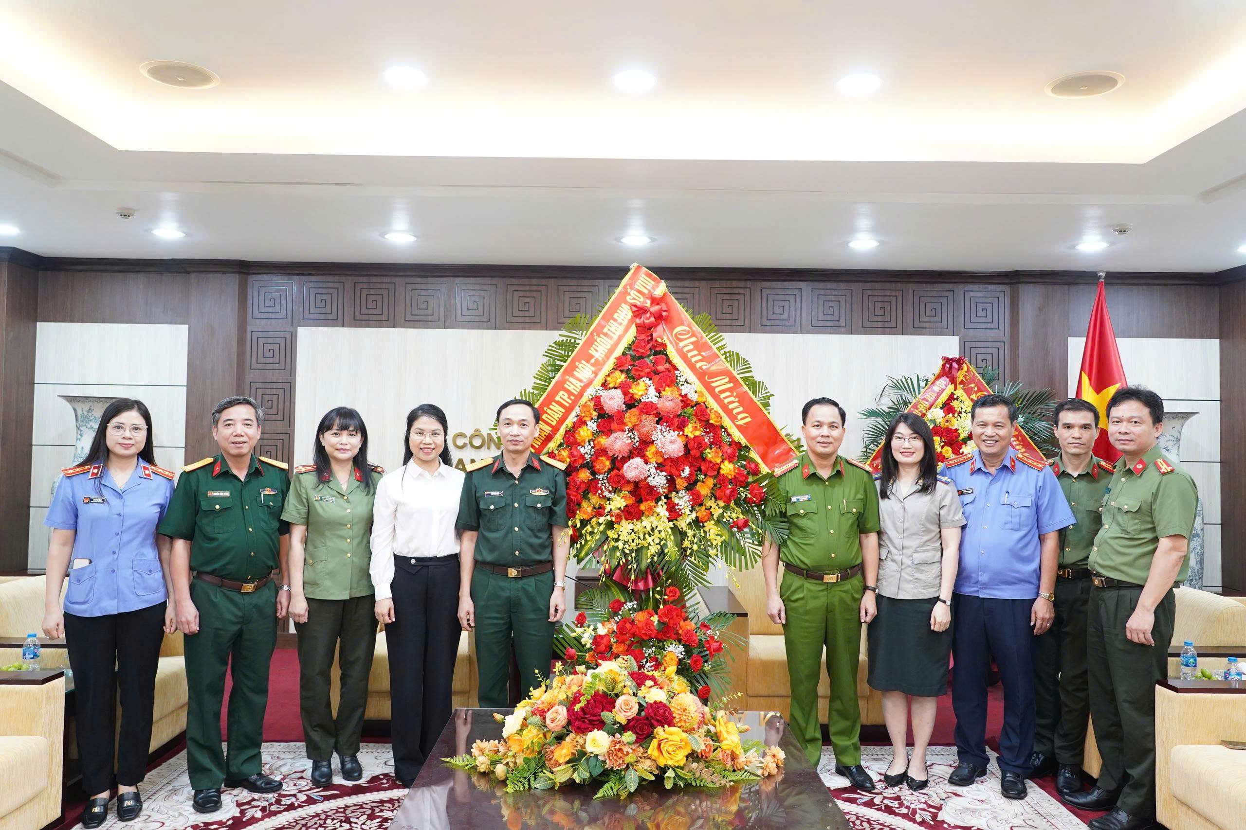 THI HÀNH ÁN DÂN SỰ THÀNH PHỐ HÀ NỘI THĂM VÀ LÀM VIỆC VỚI CÔNG AN THÀNH PHỐ HÀ NỘI NHÂN KỶ NIỆM 80 NĂM NGÀY TRUYỀN THỐNG CÔNG AN NHÂN DÂN