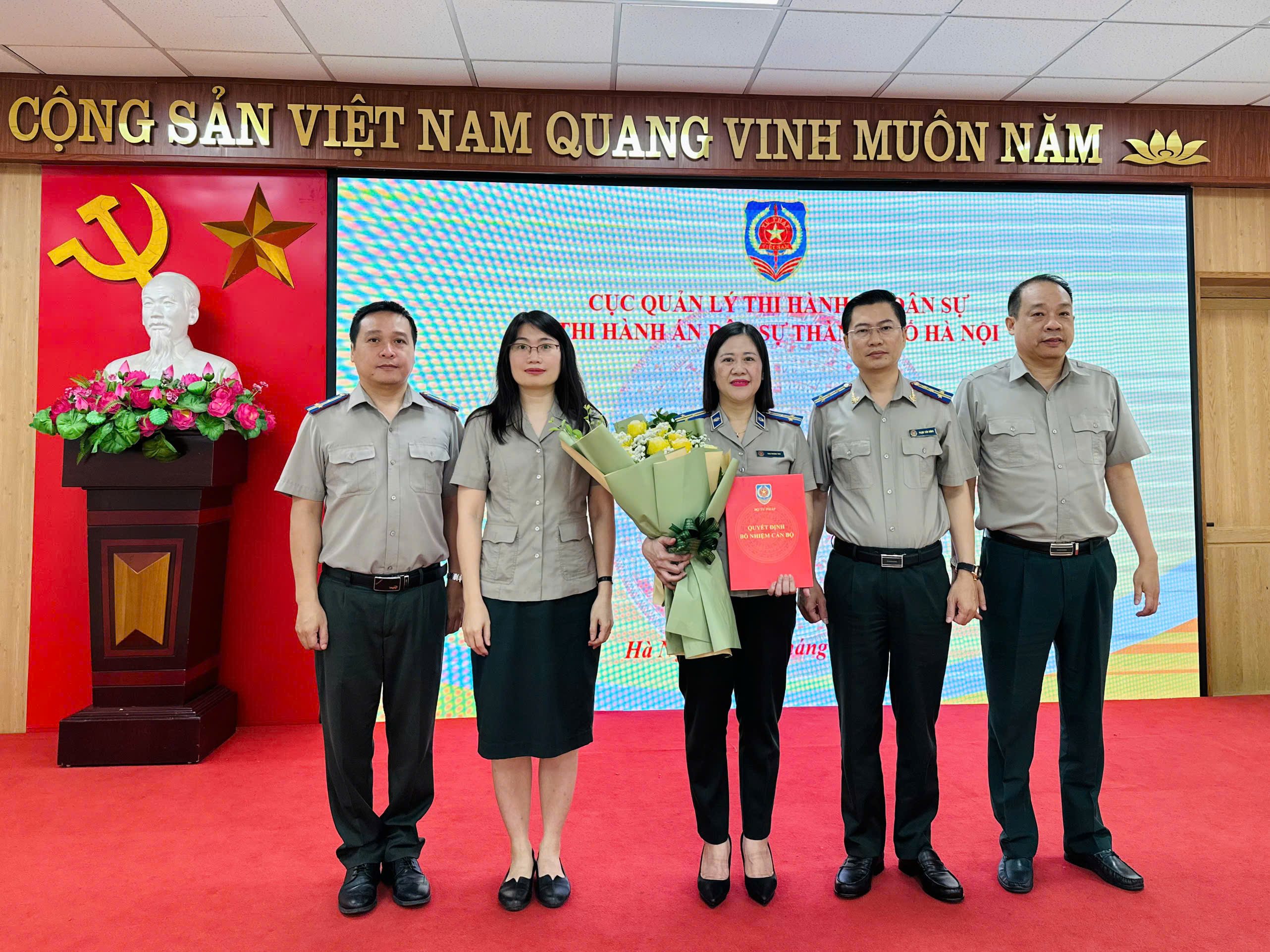 LỄ CÔNG BỐ VÀ TRAO QUYẾT ĐỊNH ĐIỀU ĐỘNG, BỔ NHIỆM CHỨC VỤ PHÓ TRƯỞNG PHÒNG TỔ CHỨC CÁN BỘ