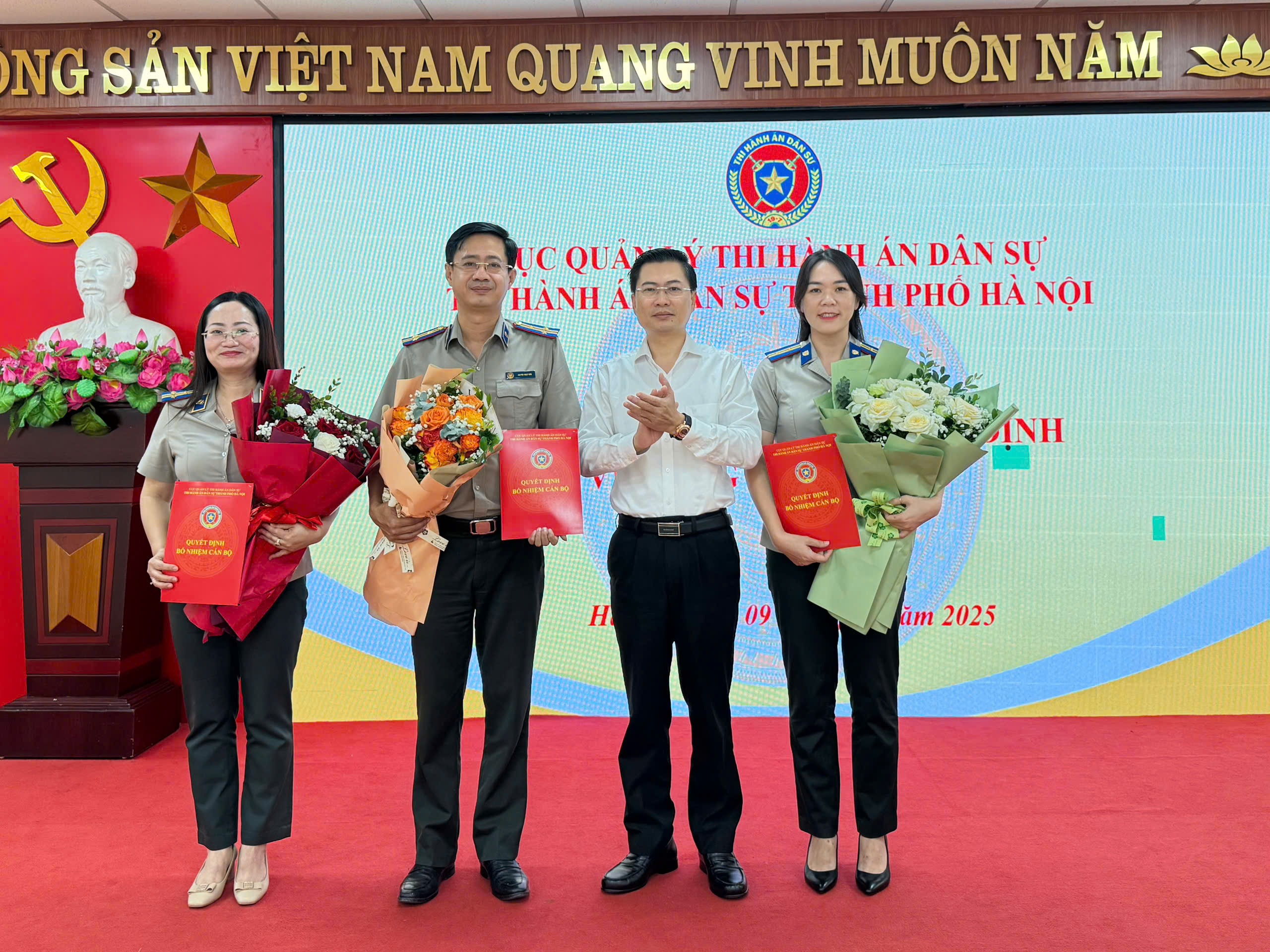 LỄ CÔNG BỐ VÀ TRAO QUYẾT ĐỊNH VỀ CÔNG TÁC CÁN BỘ