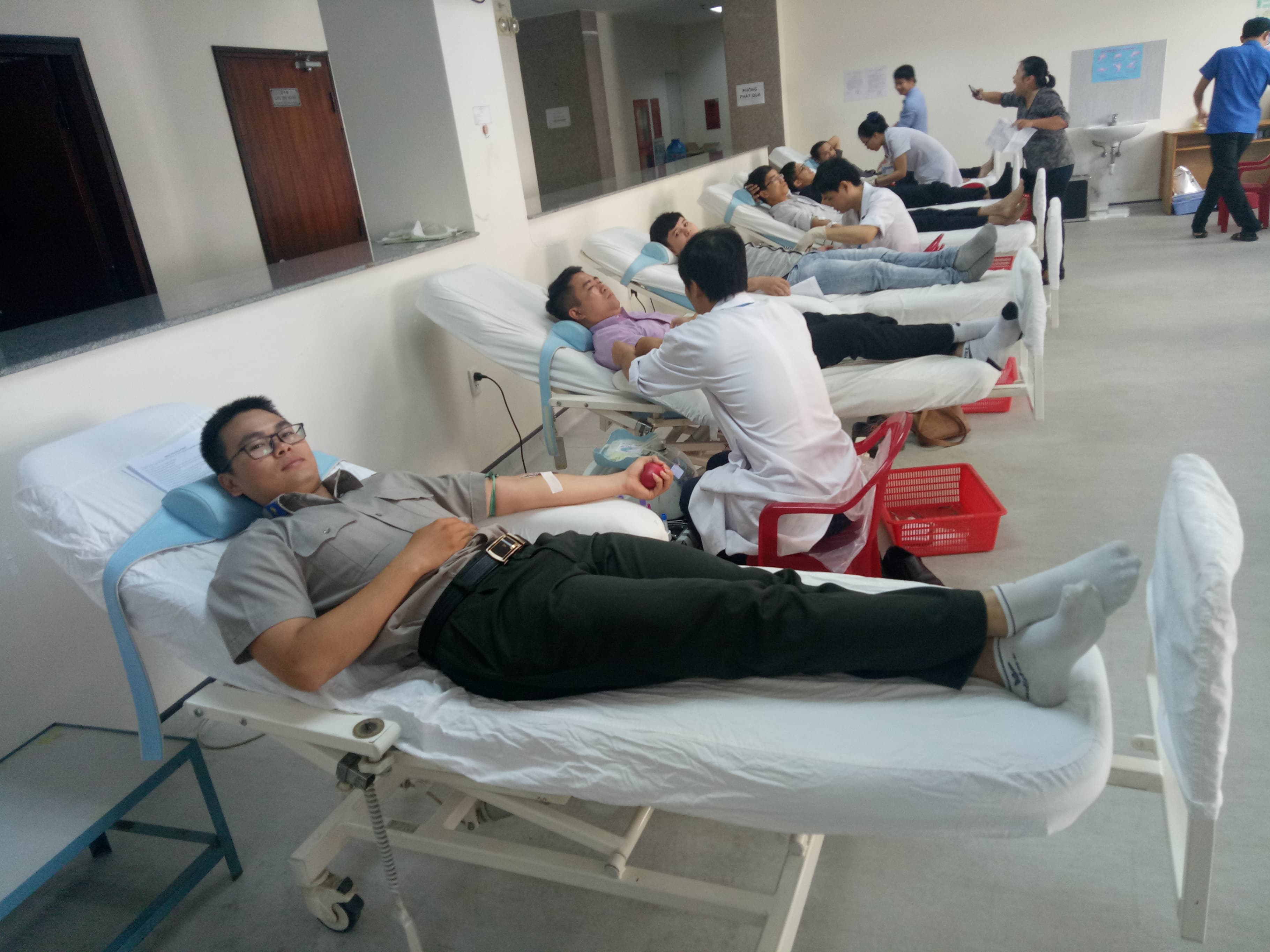 Cán bộ, đoàn viên và đảng viên Cục Thi hành án dân sự tỉnh tích cực tham gia “Ngày hội hiến máu tình nguyện”