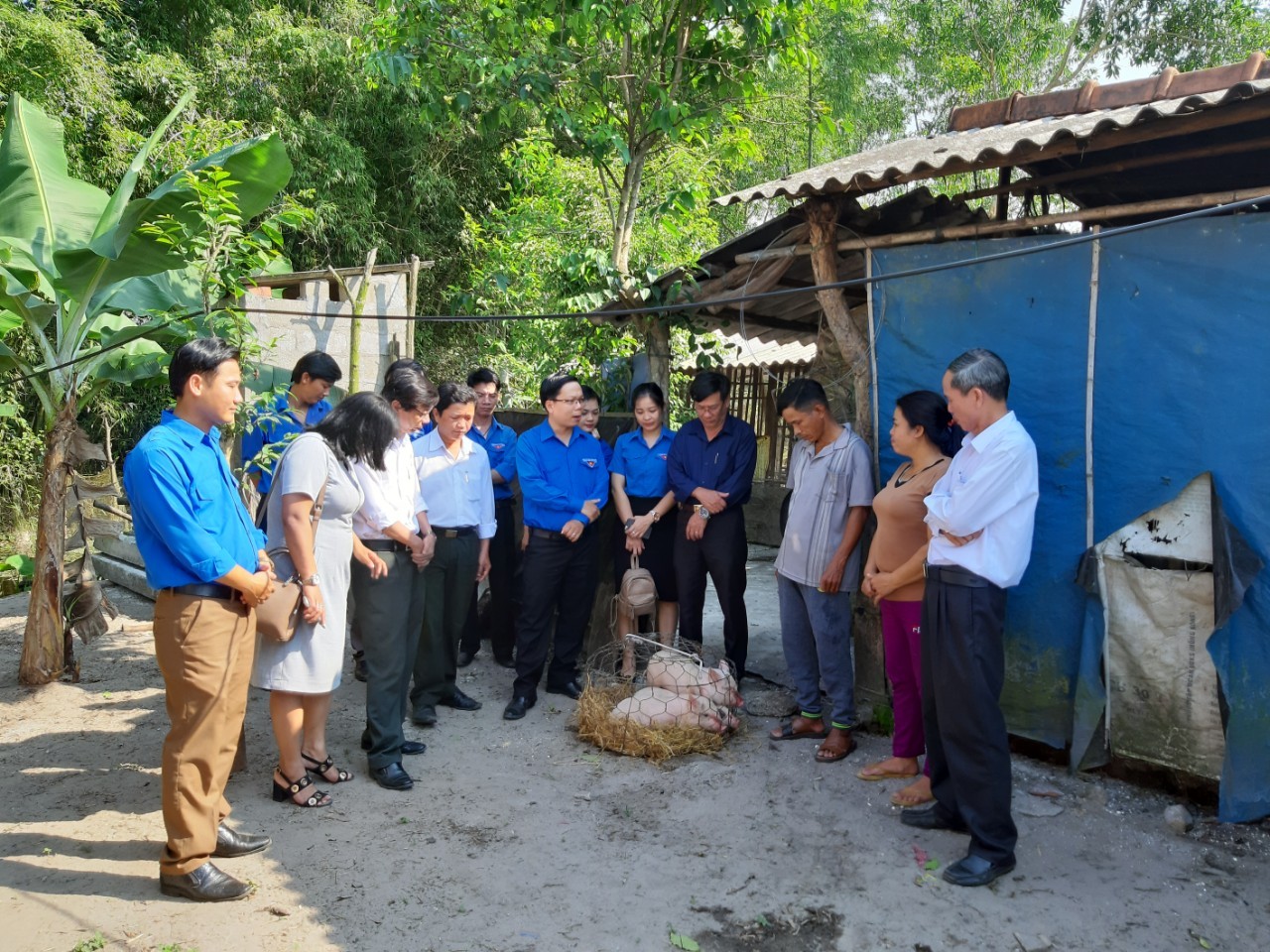 Trao tặng con giống cho gia đình ông Văn Đức Hiển, xã Quảng Thái, huyện Quảng Điền