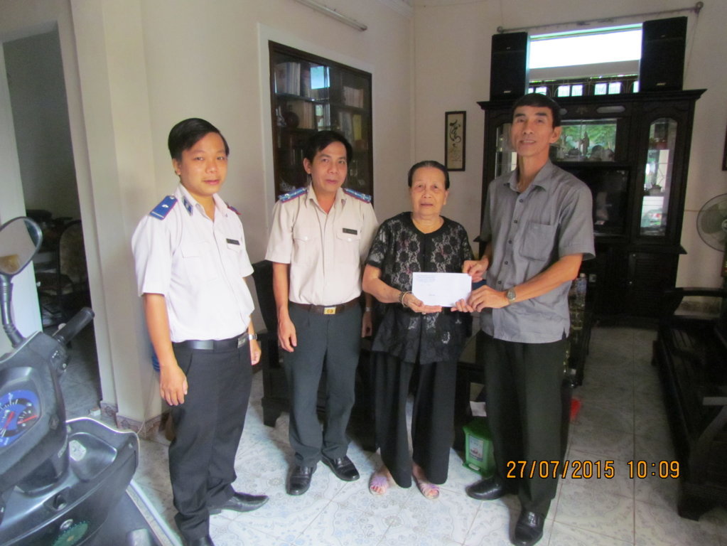 Cục Thi hành án dân sự tỉnh thăm gia đình chính sách