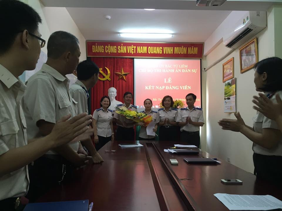 Chi bộ Chi cục Thi hành án dân sự quận Bắc Từ Liêm tổ chức Lễ kết nạp Đảng viên