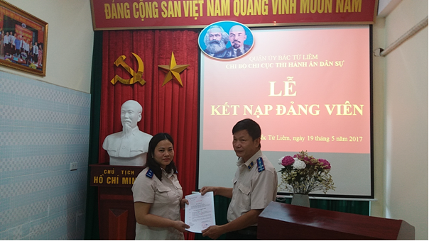 Chi bộ Chi cục Thi hành án dân sự quận Bắc Từ Liêm tổ chức lễ kết nạp đảng viên năm 2017