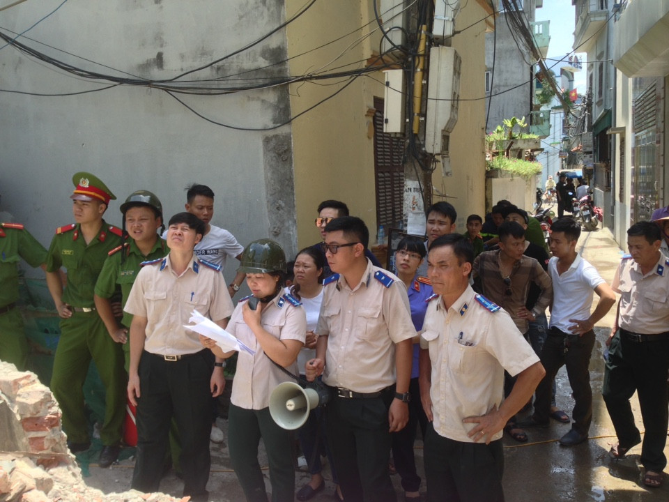 Chi cục THADS huyện Thanh Trì tổ chức cưỡng chế chuyển giao quyền sử dụng đất và tài sản gắn liền với đất cho người mua trúng đấu giá,  bảo đảm đúng pháp luật