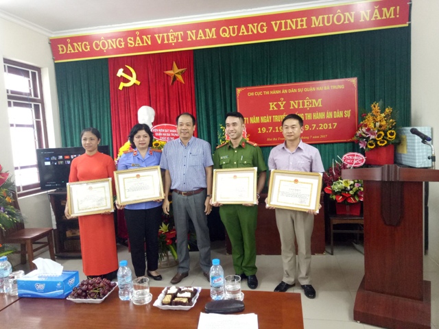 Chi cục Thi hành án dân sự quận Hai Bà Trưng tổ chức Lễ mít tinh kỷ niệm 71 năm ngày truyền thống ngành Thi hành án dân sự (19/7/1946 – 19/7/2017)