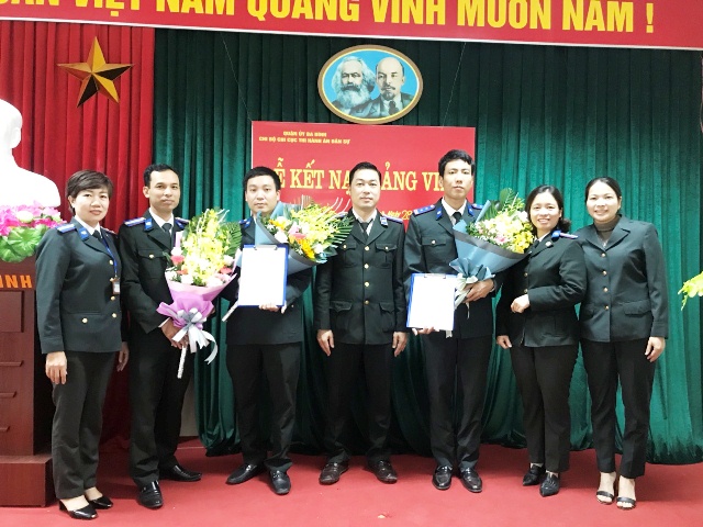 Chi bộ Chi cục Thi hành án dân sự quận Ba Đình tổ chức lễ kết nạp Đảng viên mới