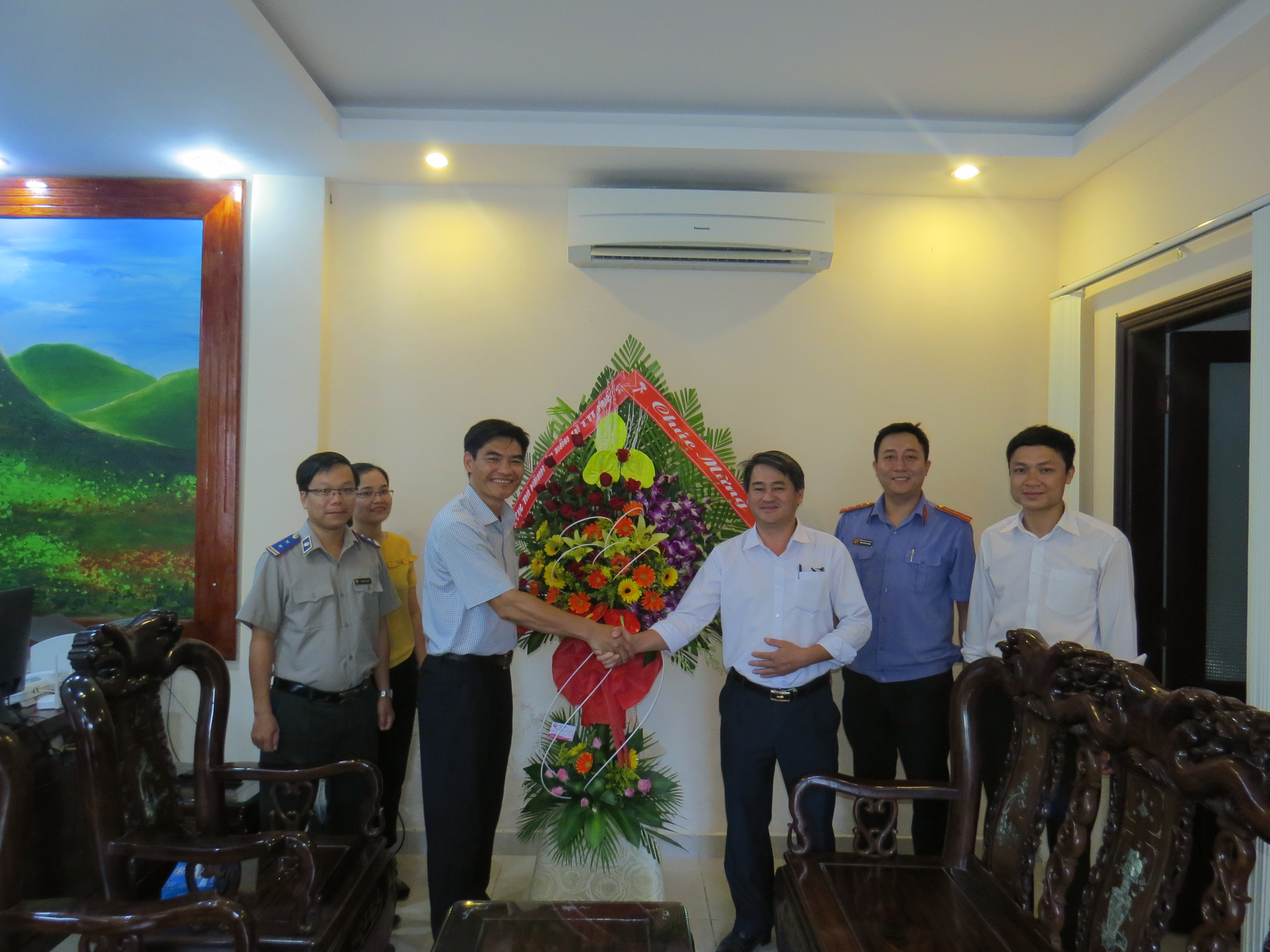 Cục Thi hành án dân sự tỉnh chúc mừng Viện kiểm sát nhân dân tỉnh nhân ngày thành lập Ngành