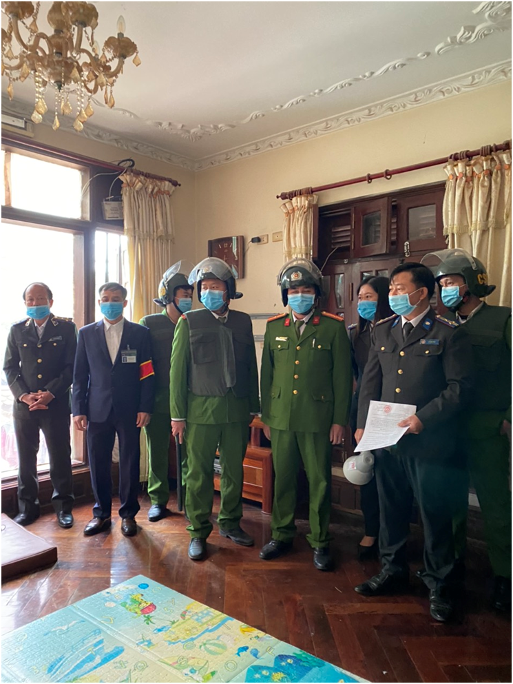 Chi cục Thi hành án dân sự huyện Đan Phượng: Tổ chức cưỡng chế  giao tài sản cho người trúng đấu giá