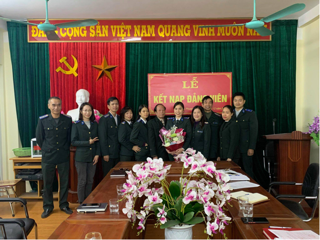 Chi bộ Chi cục Thi hành án dân sự huyện Đan Phượng  tổ chức lễ kết nạp đảng viên mới