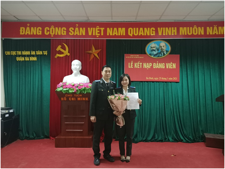 Chi bộ Chi cục Thi hành án dân sự quận Ba Đình tổ chức Lễ kết nạp đảng viên mới.