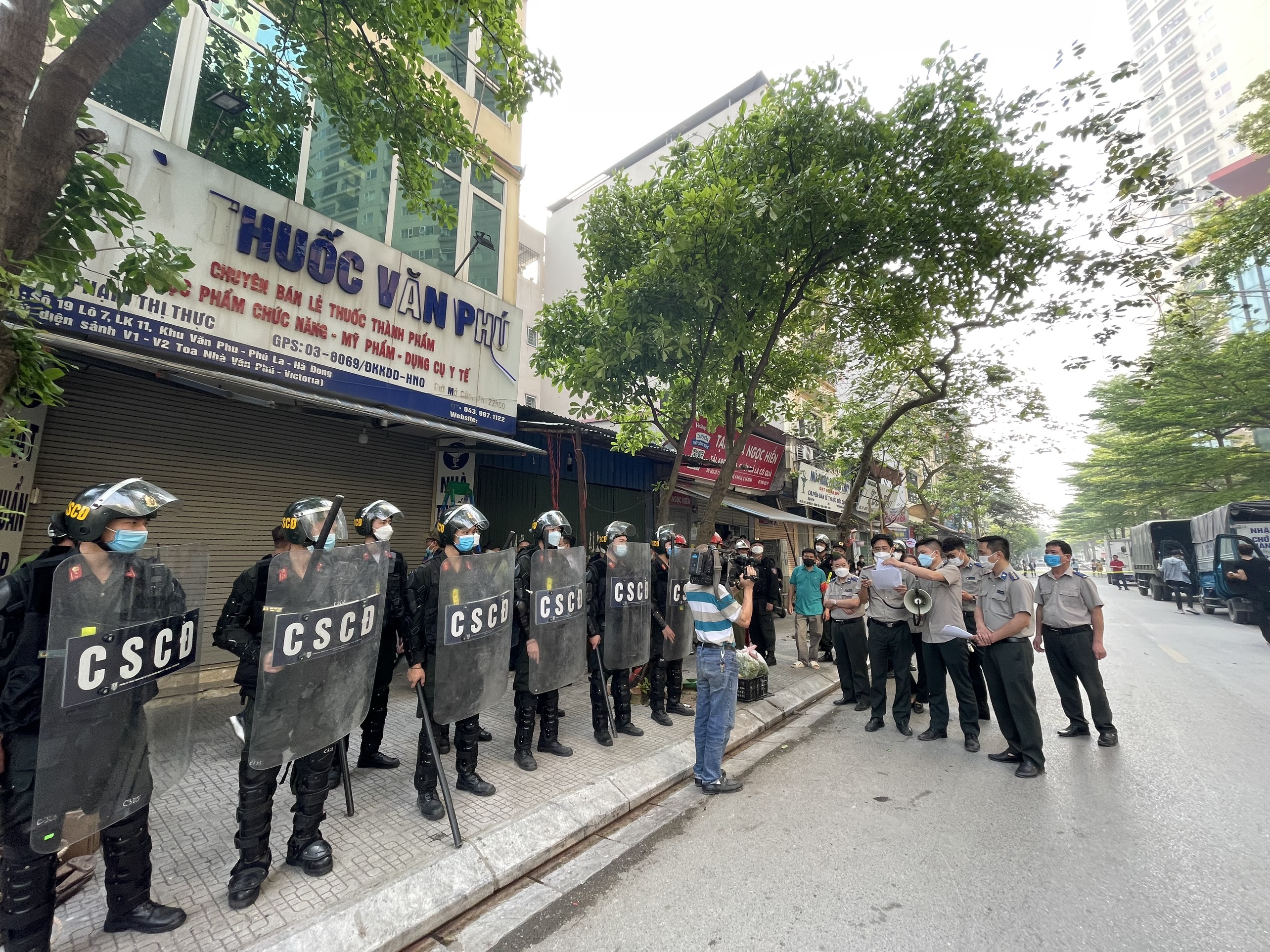 CHI CỤC THI HÀNH ÁN DÂN SỰ QUẬN HÀ ĐÔNG CƯỠNG CHẾ BÀN GIAO TÀI SẢN THI HÀNH ÁN TẠI PHƯỜNG PHÚ LA, HÀ ĐÔNG