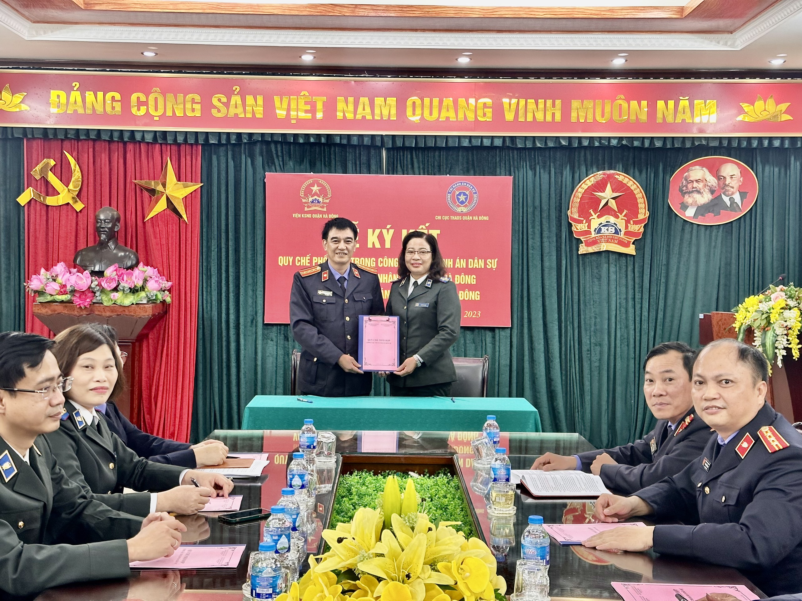 Chi cục thi hành án dân sự quận Hà Đông và Viện kiểm sát nhân dân quận Hà Đông ký Quy chế phối hợp liên ngành