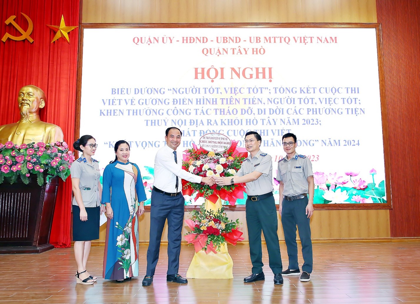 Biểu dương "người tốt, việc tốt"; Tổng kết cuộc thi viết về gương điển hình tiên tiến, người tốt, việc tốt; Khen thưởng công tác thi hành di dời các phương tiện thủy nội địa ra khỏi hồ tây năm 2023