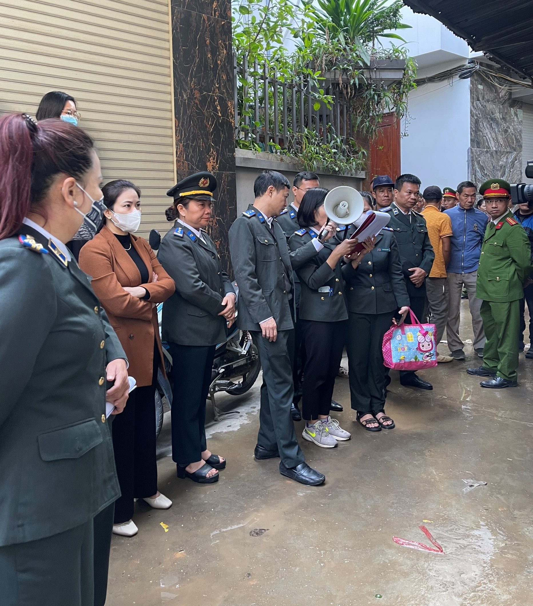 Chi cục thi hành án dân sự huyện Thạch Thất  phối hợp với các đơn vị liên quan cùng Chính quyền địa phương tổ chức cưỡng chế chuyển giao quyền sử dụng đất và các tài sản gắn liền với đất cho người mua trúng đấu giá.