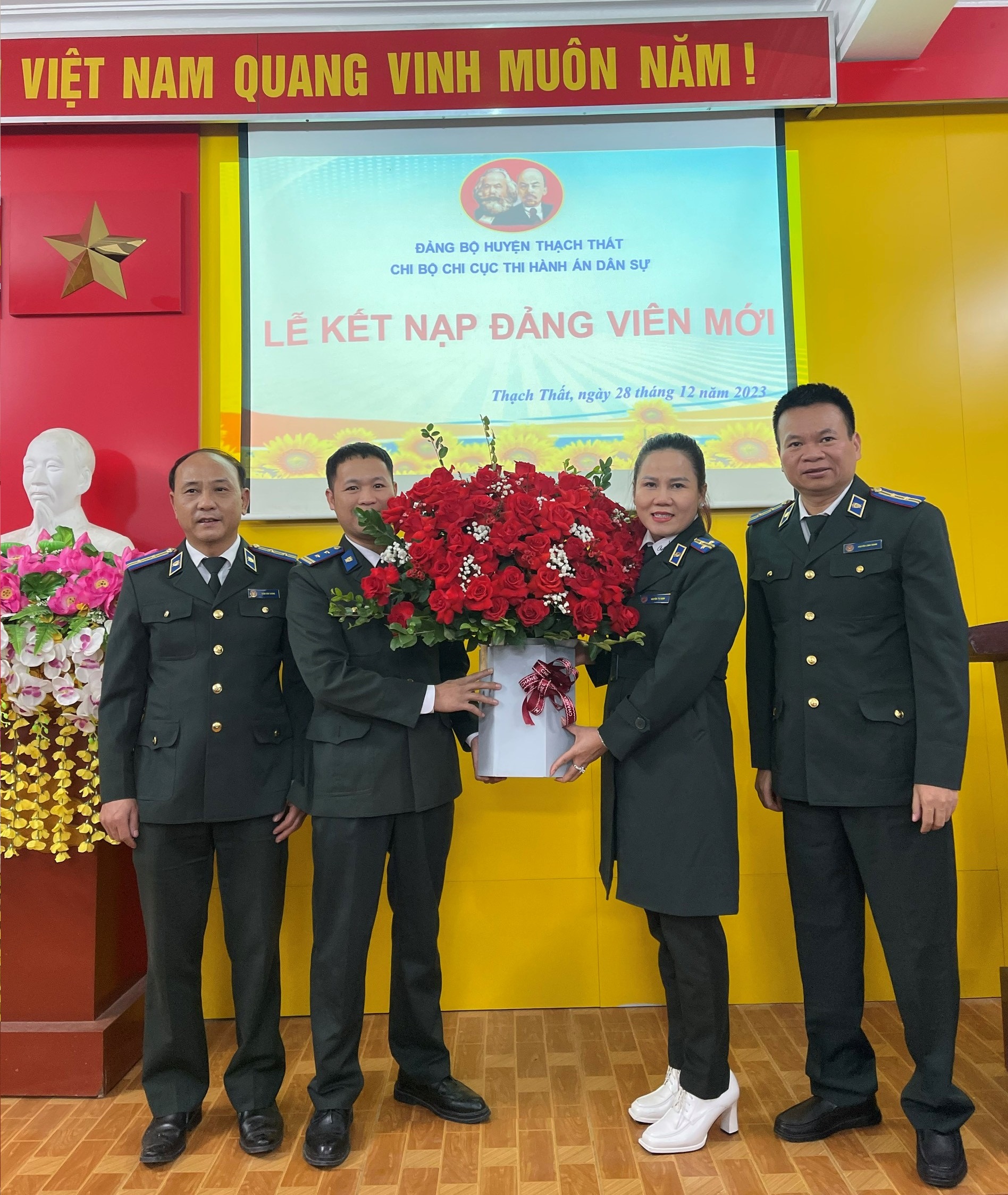 Lễ kết nạp đảng viên mới thuộc chi bộ Chi cục Thi hành án dân sự huyện Thạch Thất