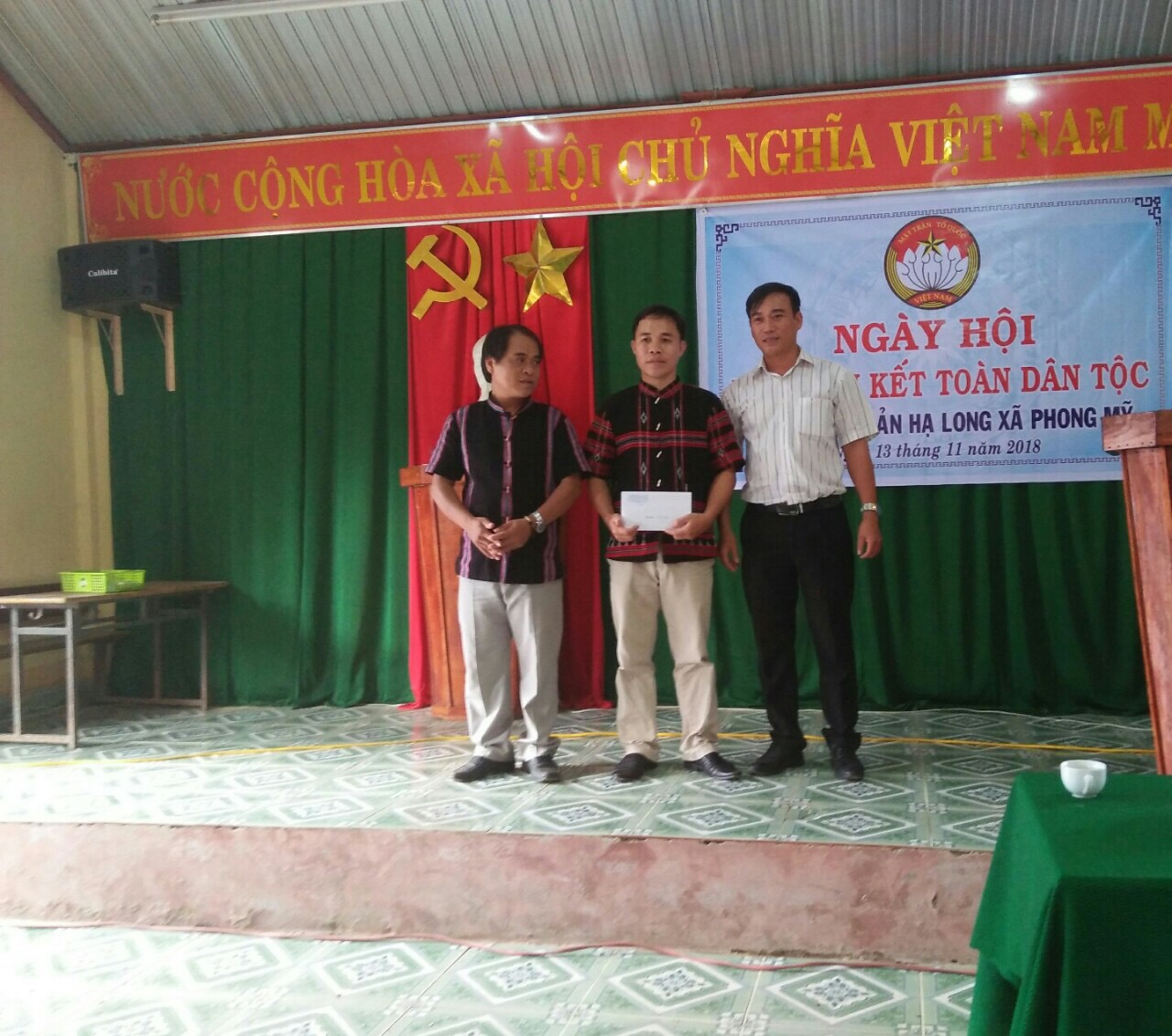 TẶNG QUÀ CHO XÃ XÂY DỰNG NÔNG THÔN MỚI NĂM 2018