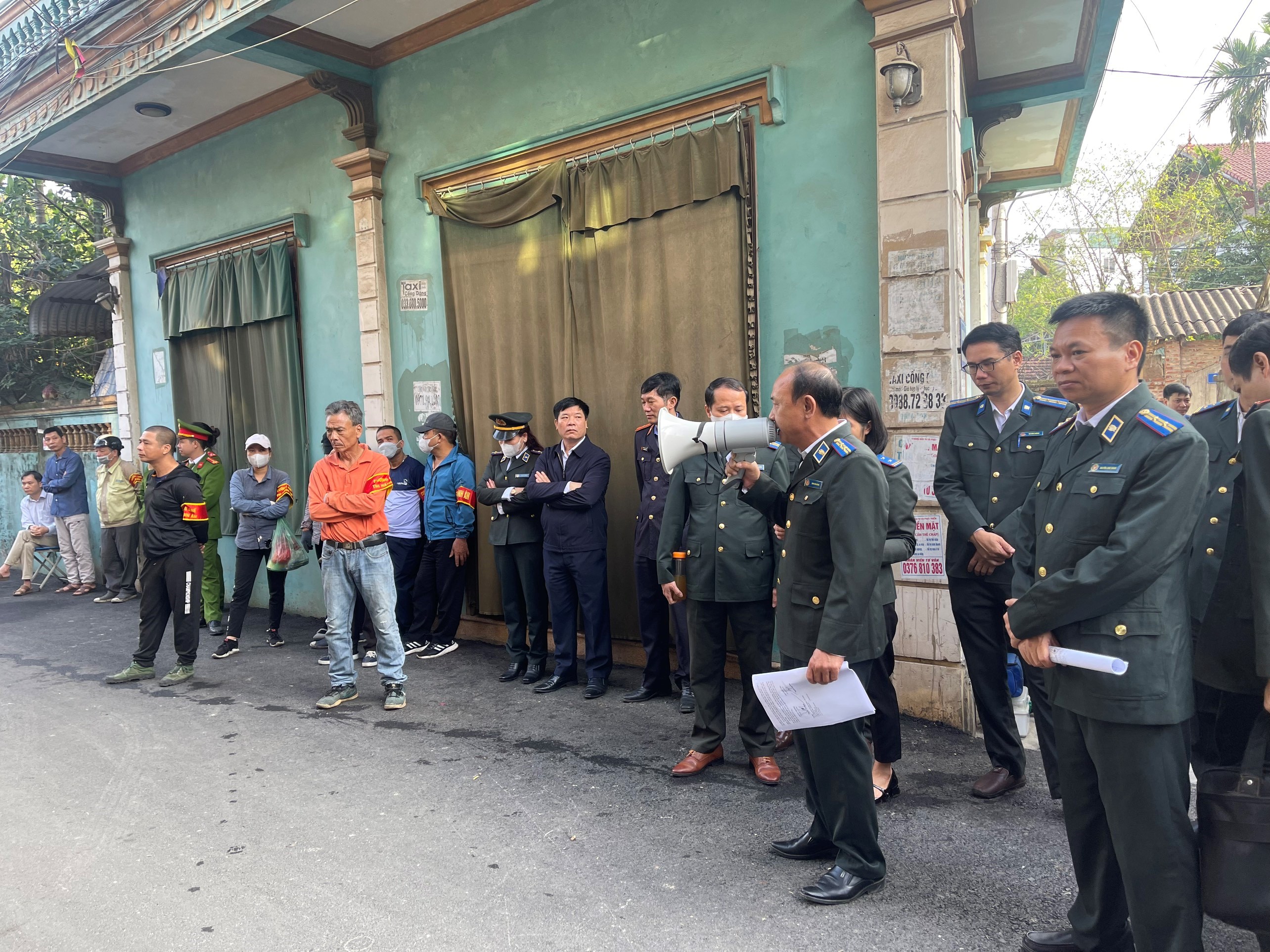 Chi cục thi hành án dân sự huyện Thạch Thất đã phối hợp với các đơn vị liên quan cùng Chính quyền địa phương tổ chức cưỡng chế chuyển giao quyền sử dụng đất và các tài sản gắn liền với đất cho người mua trúng đấu giá.