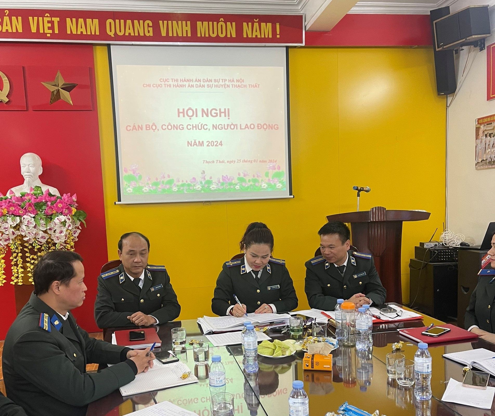 Sáng ngày 25/01, Thủ trưởng cơ quan phối hợp với Ban chấp hành Công đoàn Chi cục Thi hành án dân sự huyện Thạch Thất tổ chức Hội nghị cán bộ, công chức, người lao động năm 2024.