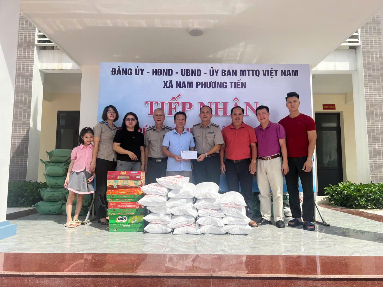 CHI CỤC THI HÀNH ÁN DÂN SỰ HUYỆN CHƯƠNG MỸ THĂM HỎI ĐỘNG VIÊN CÁC GIA ĐÌNH GẶP MƯA LŨ TẠI XÃ NAM PHƯƠNG TIẾN HUYỆN CHƯƠNG MỸ, TP.HÀ NỘI.