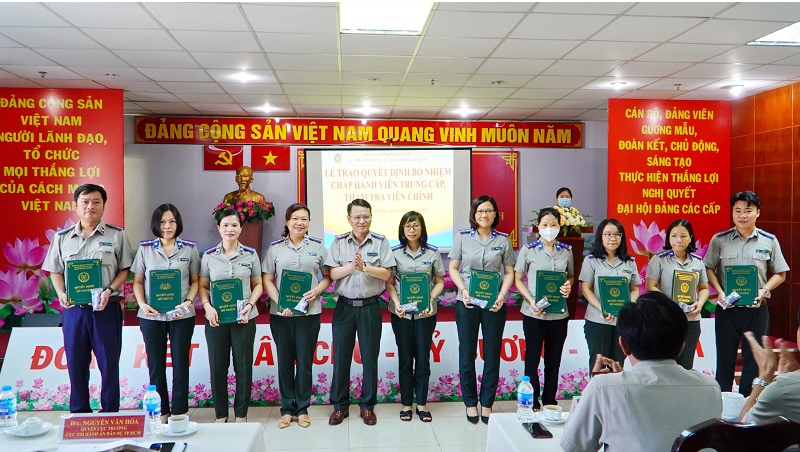 TP.HCM: Trao Quyết định bổ nhiệm Chấp hành viên trung cấp, Thẩm tra viên Chính