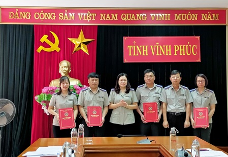 Cục THADS Vĩnh Phúc trao quyết định bổ nhiệm Chấp hành viên trung cấp